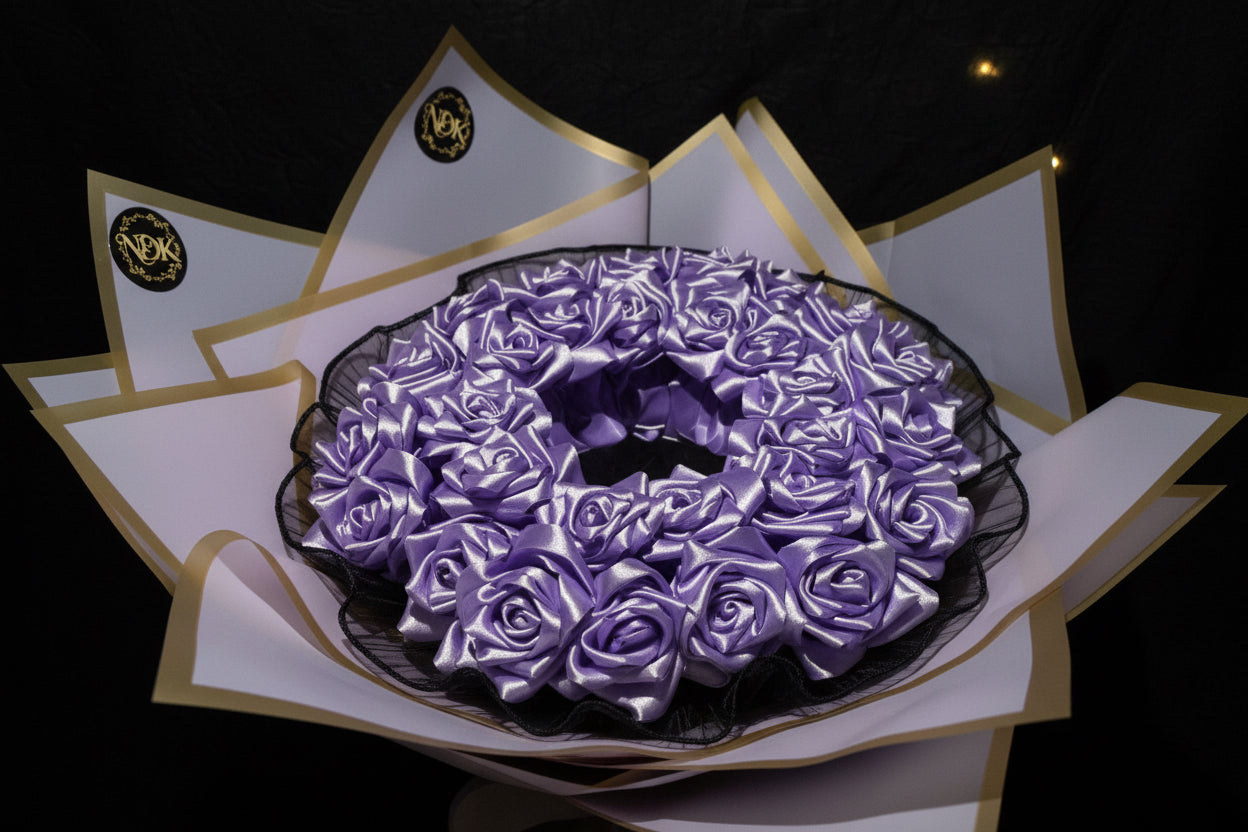 Lila Seidenstrauß mit Spiegel