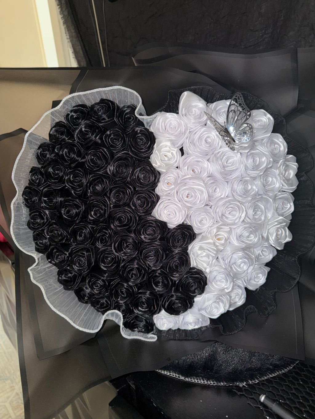 Seidenrosenstrauß Schwarz-Weiß