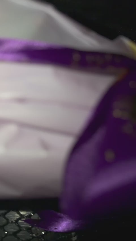 Lila Seidenstrauß mit Spiegel